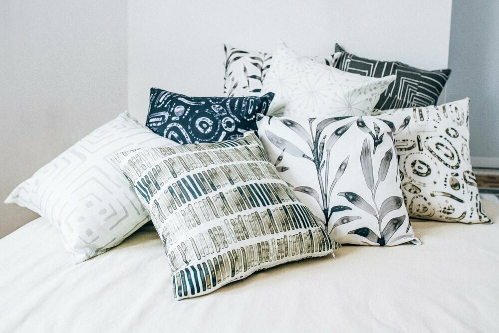 Linen Cotton Decorative Pillow - Pillow in Ficus Scatter | Pause Pattern - Handcrafted Montreal