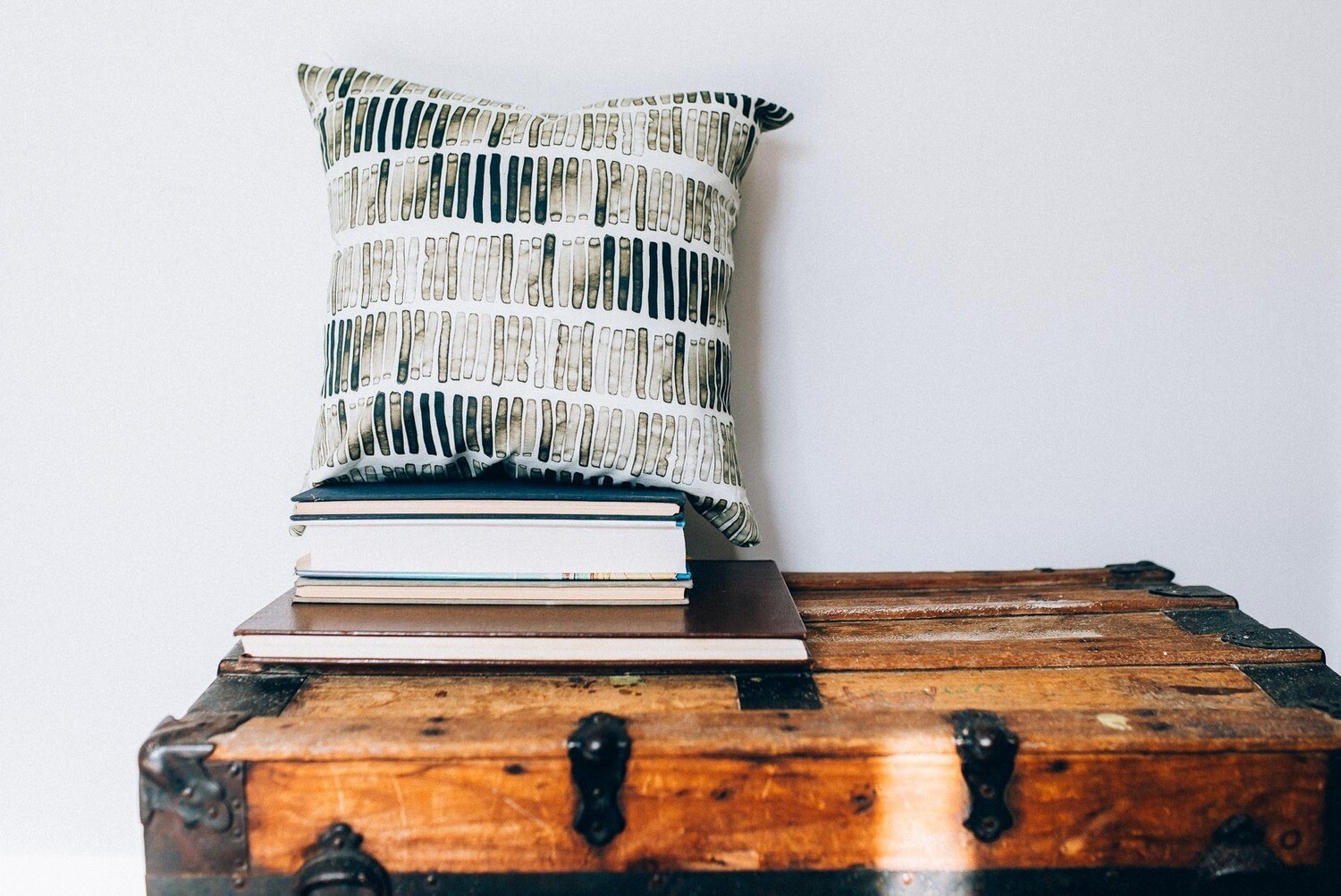 Linen Cotton Decorative Pillow - Pillow in Mown | Pause Pattern - Handcrafted Montreal