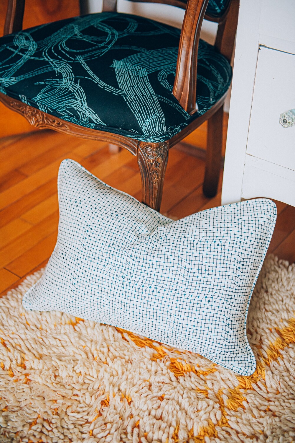 Linen Cotton Decorative Pillow - Trapeze | Navy Pattern - Handcrafted Montreal