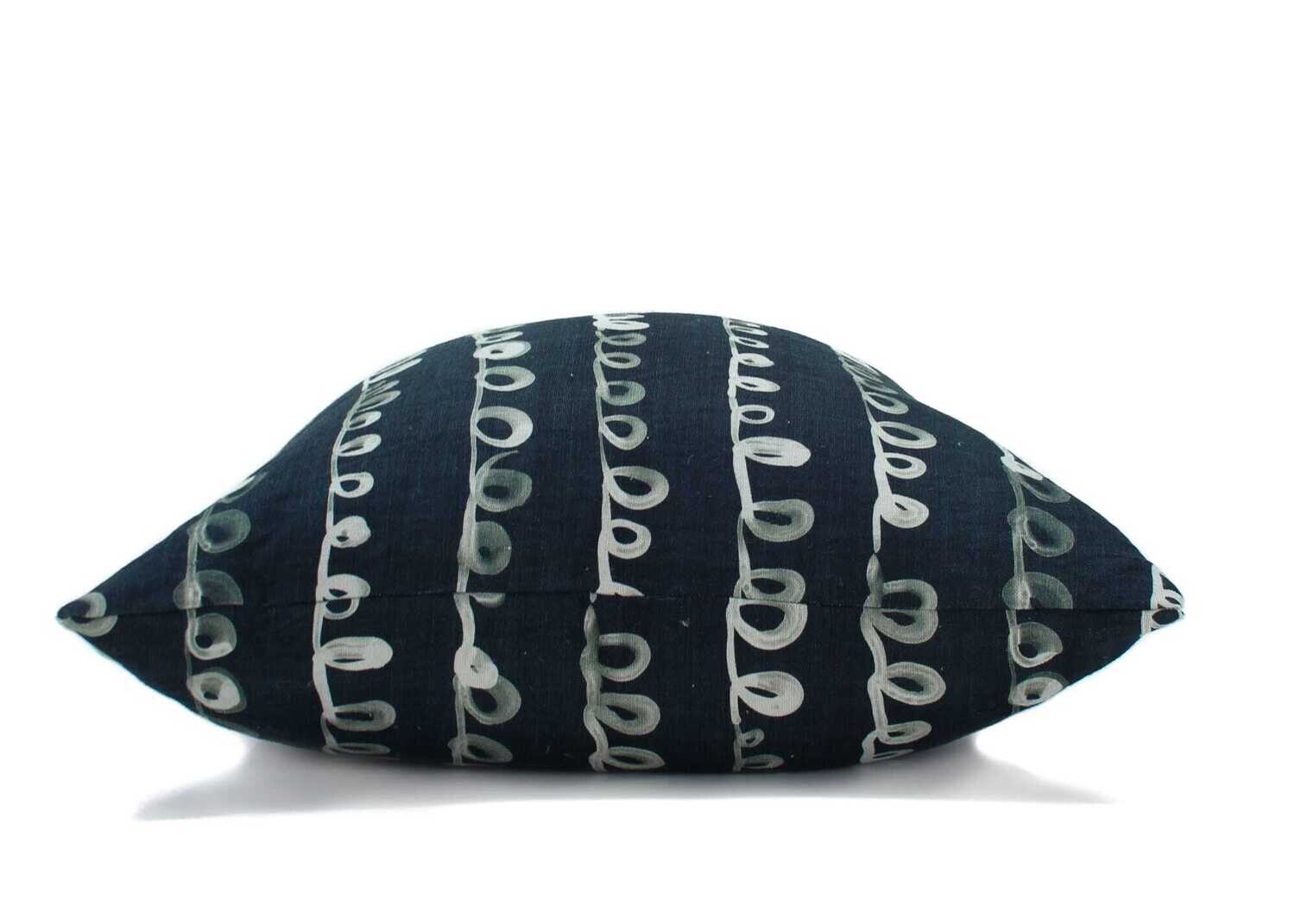 Organic Linen Decorative Pillow - LoopyLoop Pillow Pattern - Handcrafted Montreal