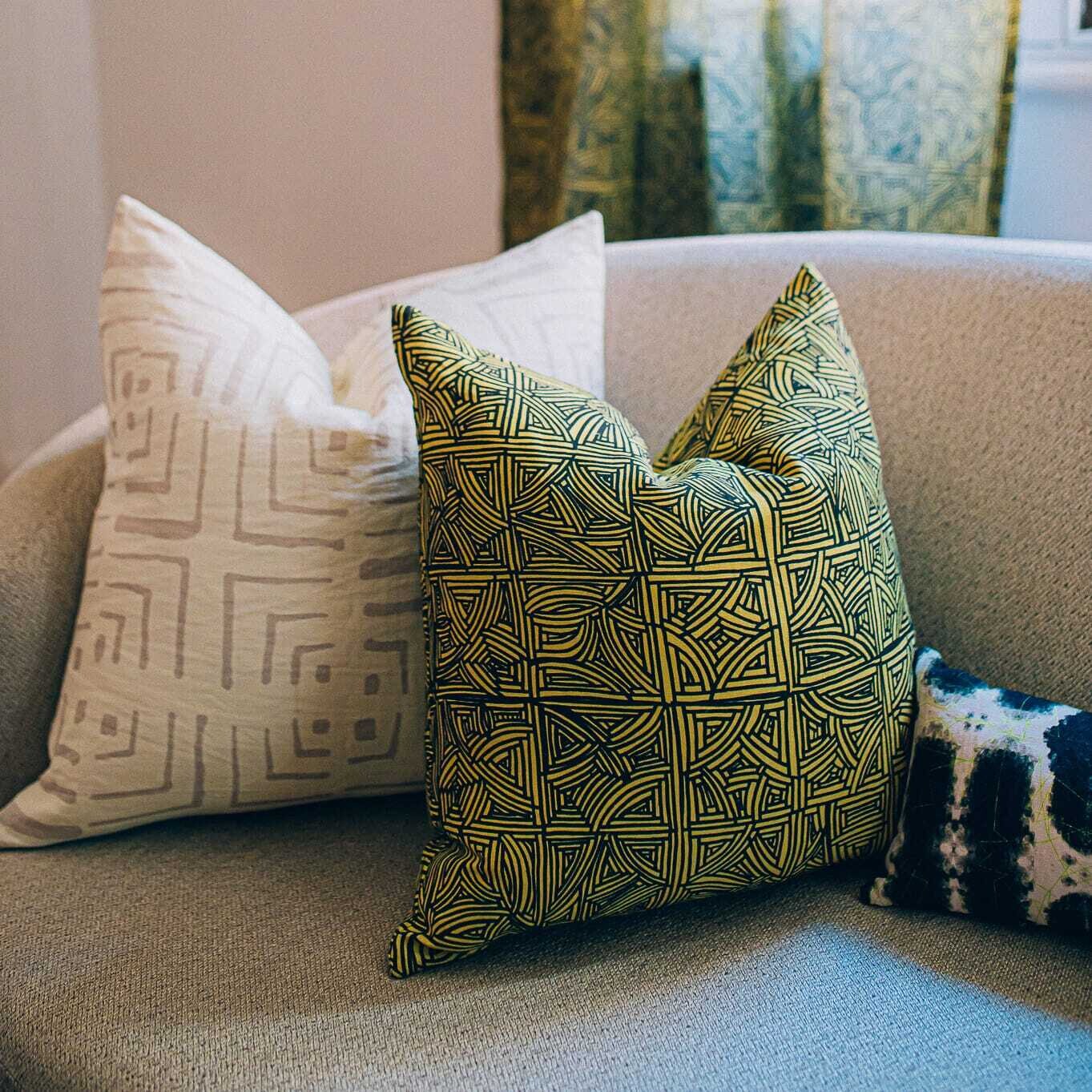 Organic Linen Decorative Pillow - Aperture Pillow Pattern - Handcrafted Montreal