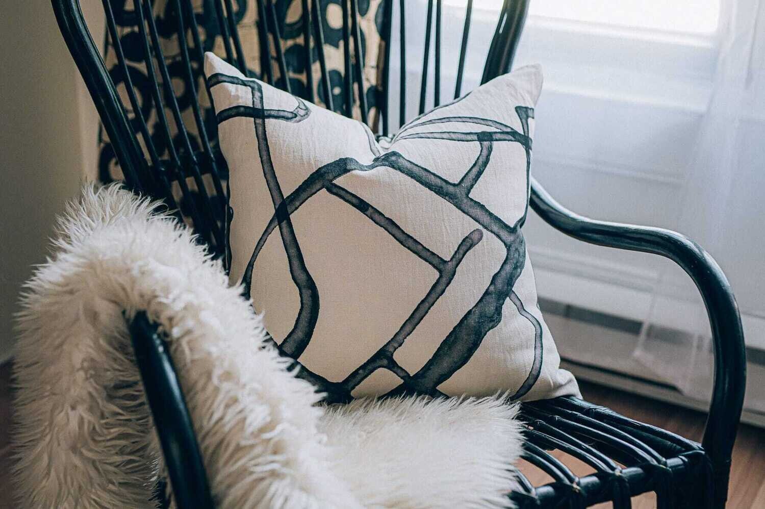 Organic Linen Decorative Pillow - Spill Pillow Pattern - Handcrafted Montreal