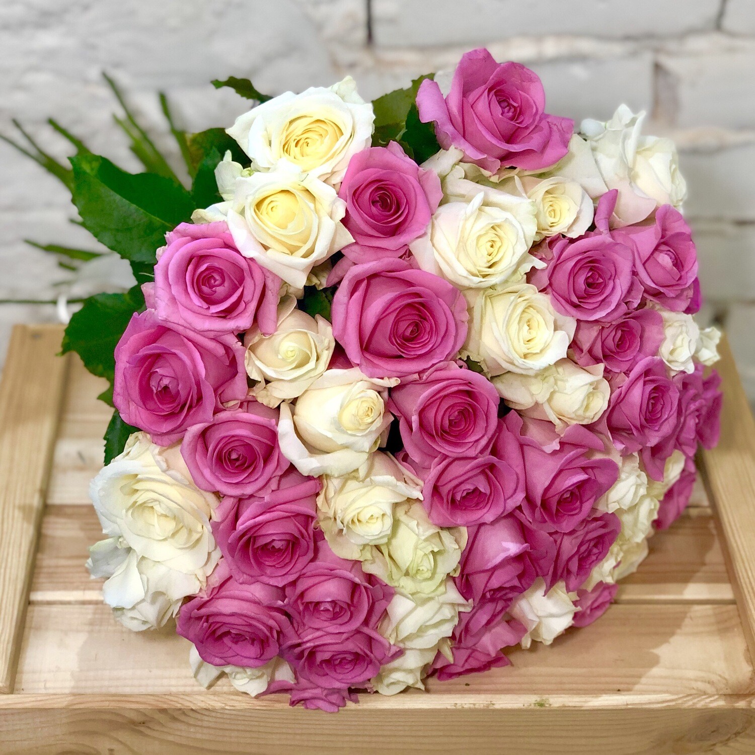 Букет из 51 розово-белой розы