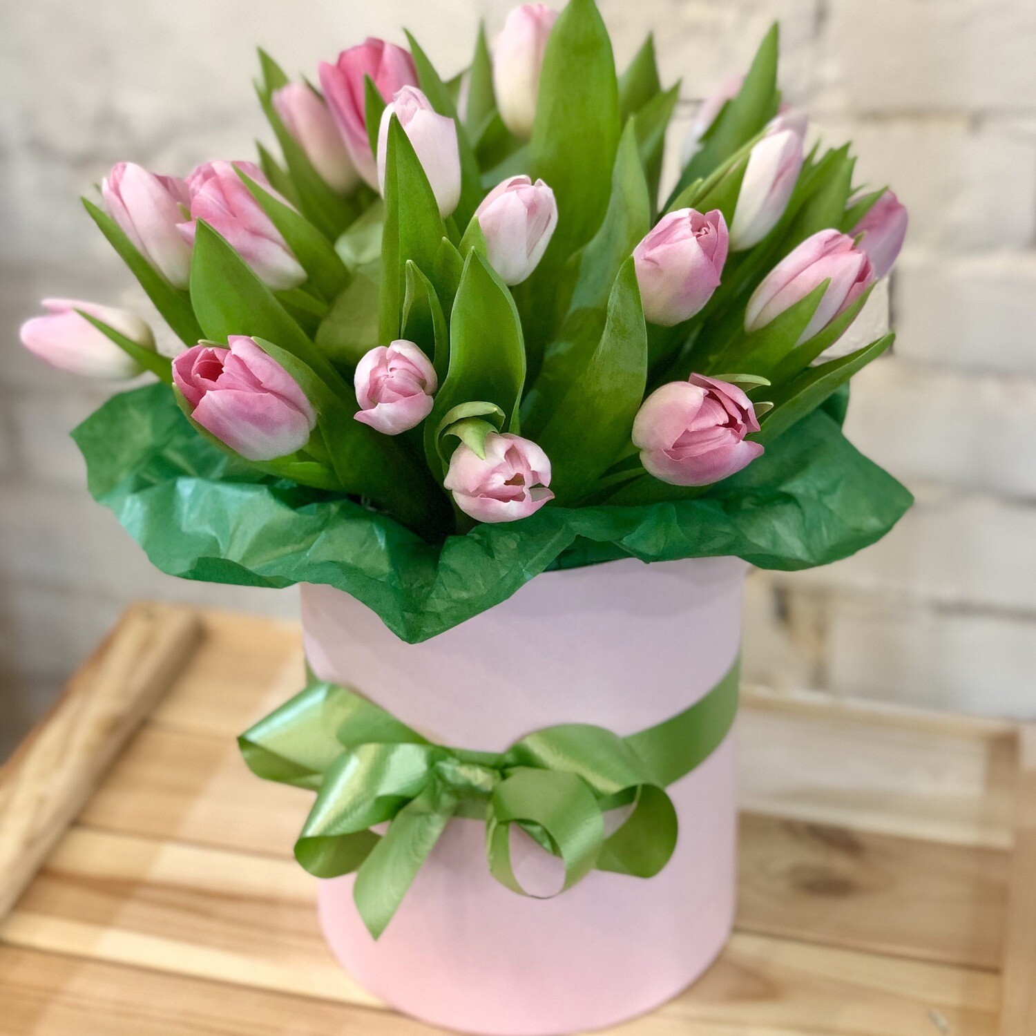 Шляпная коробка из розовых Тюльпанов