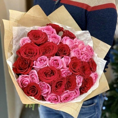 Букет из 35 красно-розовых роз