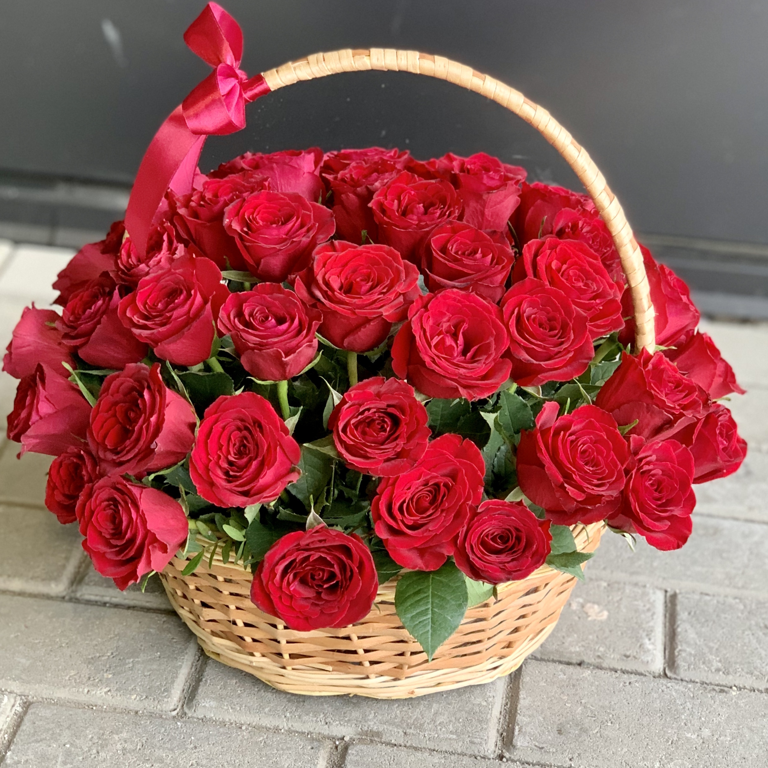 Розы корзины красивые. Корзина " 35 красных роз". Букет из роз в корзине. Корзина с цветами. Шикарная корзина роз.