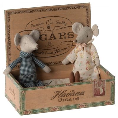 Grandma and Grandpa mice in Cigarbox #17-3303-00