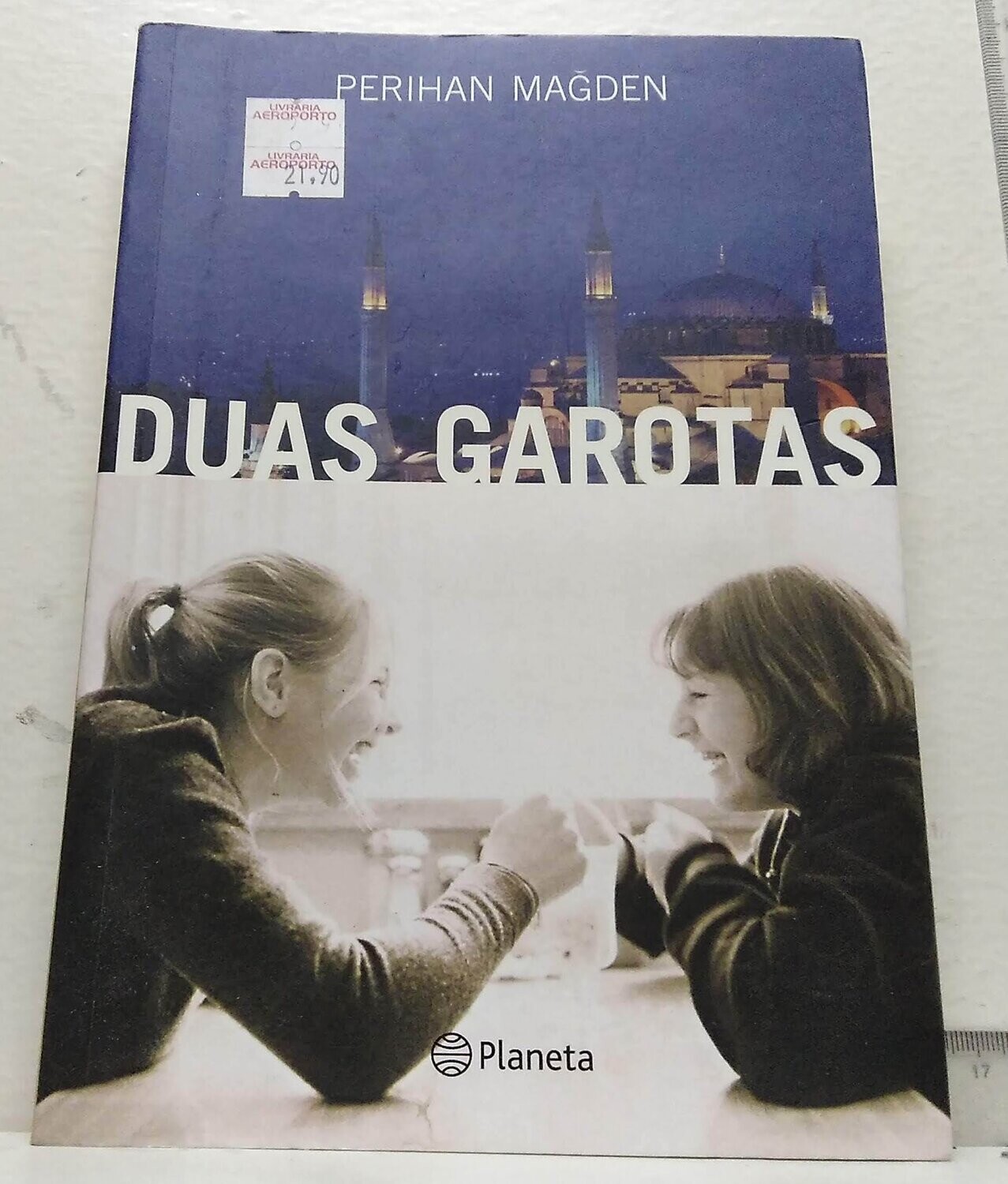 Duas garotas. Autor: Periham Magden