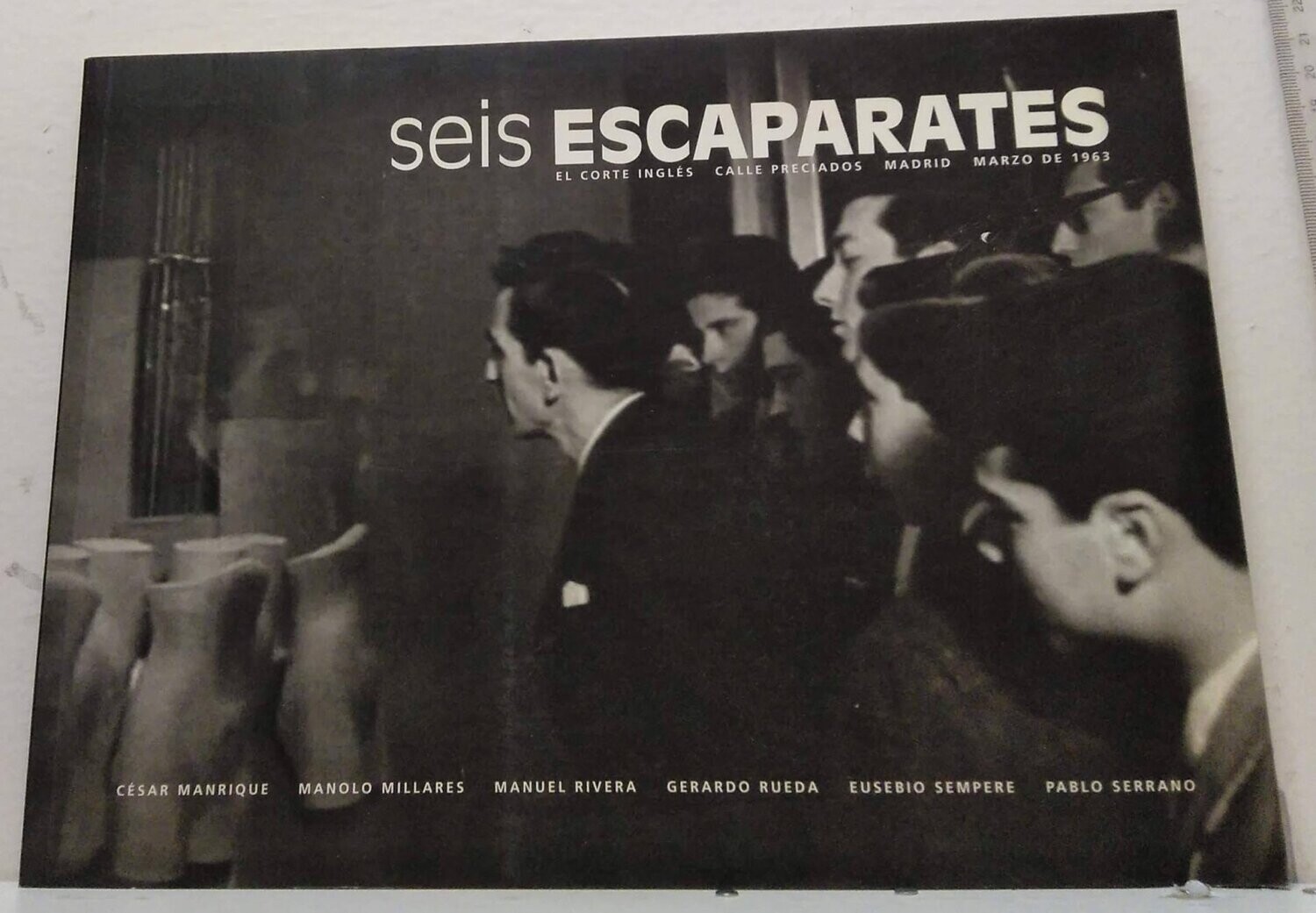 SEIS ESCAPARATES. Autor: Manrique, César; Millares, Manolo; Rivera, Manuel; Rueda, Gerardo; Sempere, Eusebio; Serrano, Pablo. Testos Juan Manuel Bonet y Alfonso de la Torre