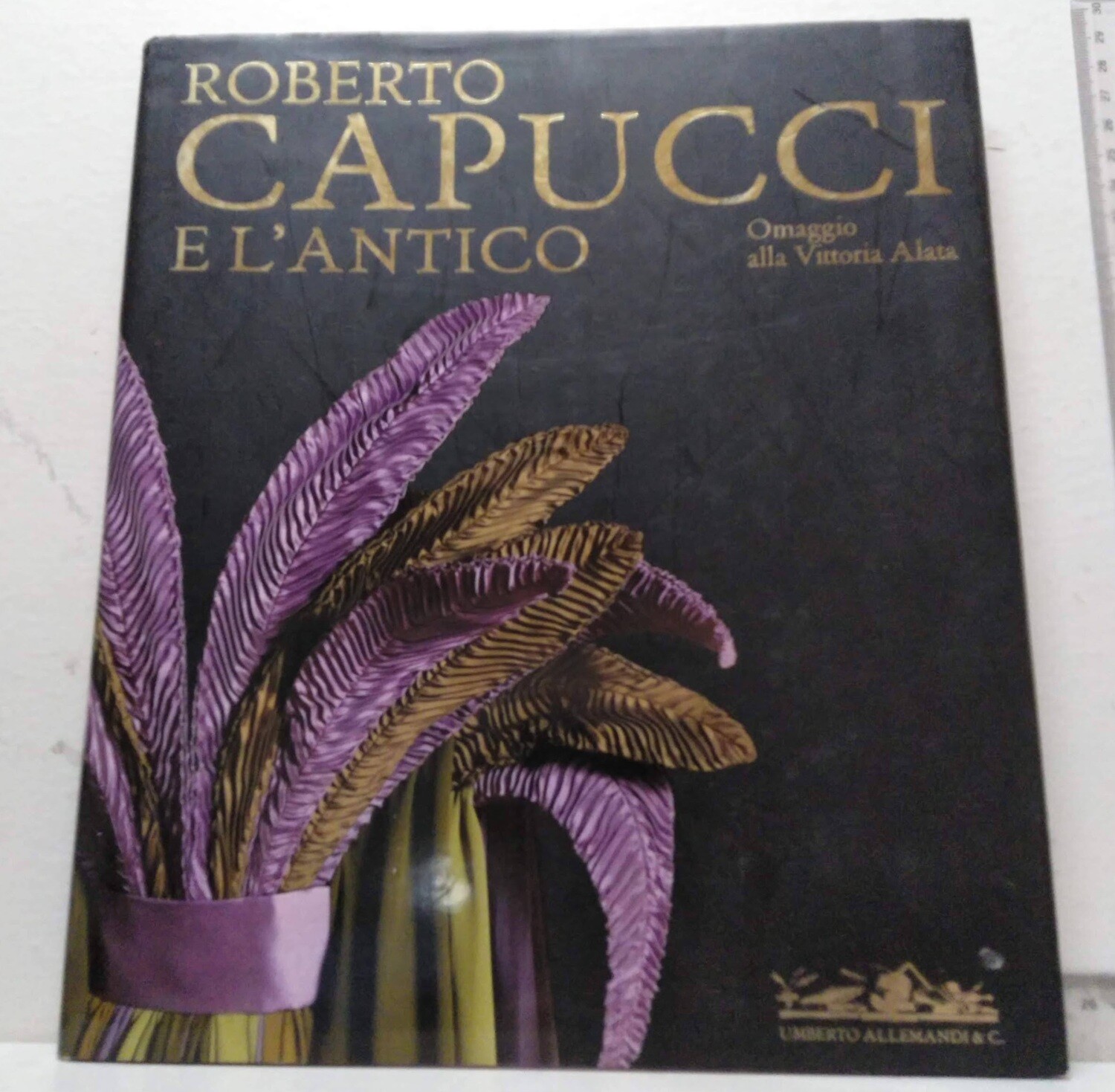 Roberto Capucci E l´Antico / Omaggio alla Victoria Alata. Autor: Massimiliano Capella y Francesca Morandini