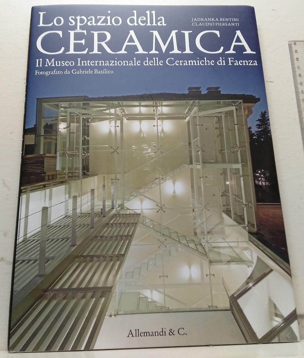 Lo spazio della ceramica /  Il Museo Internazionale delle Ceramiche di Faenza. Autor: Jadranka Bentini y Claudio Piersanti