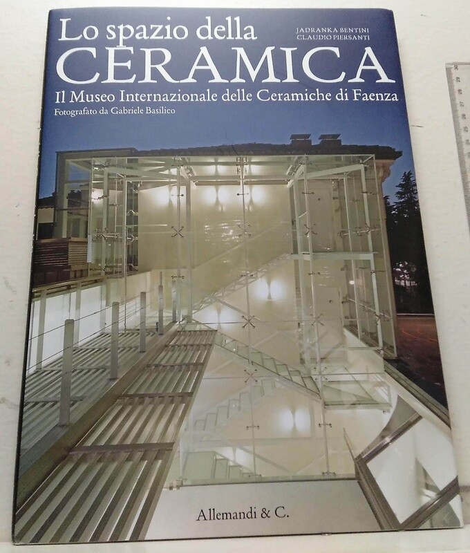 Lo spazio della ceramica /  Il Museo Internazionale delle Ceramiche di Faenza. Autor: Jadranka Bentini y Claudio Piersanti