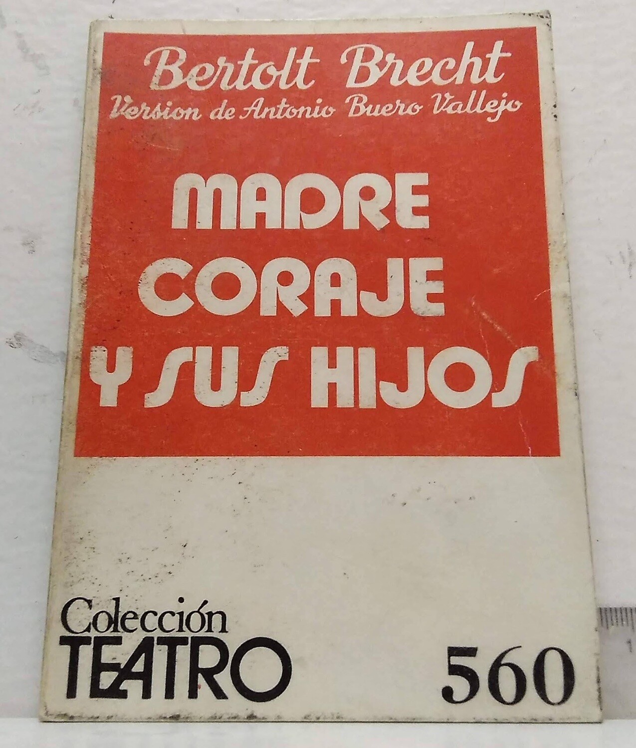 Madre coraje y sus hijos / Una crónica de la guerra de los treinta años. Autor: Brecht, Bertolt