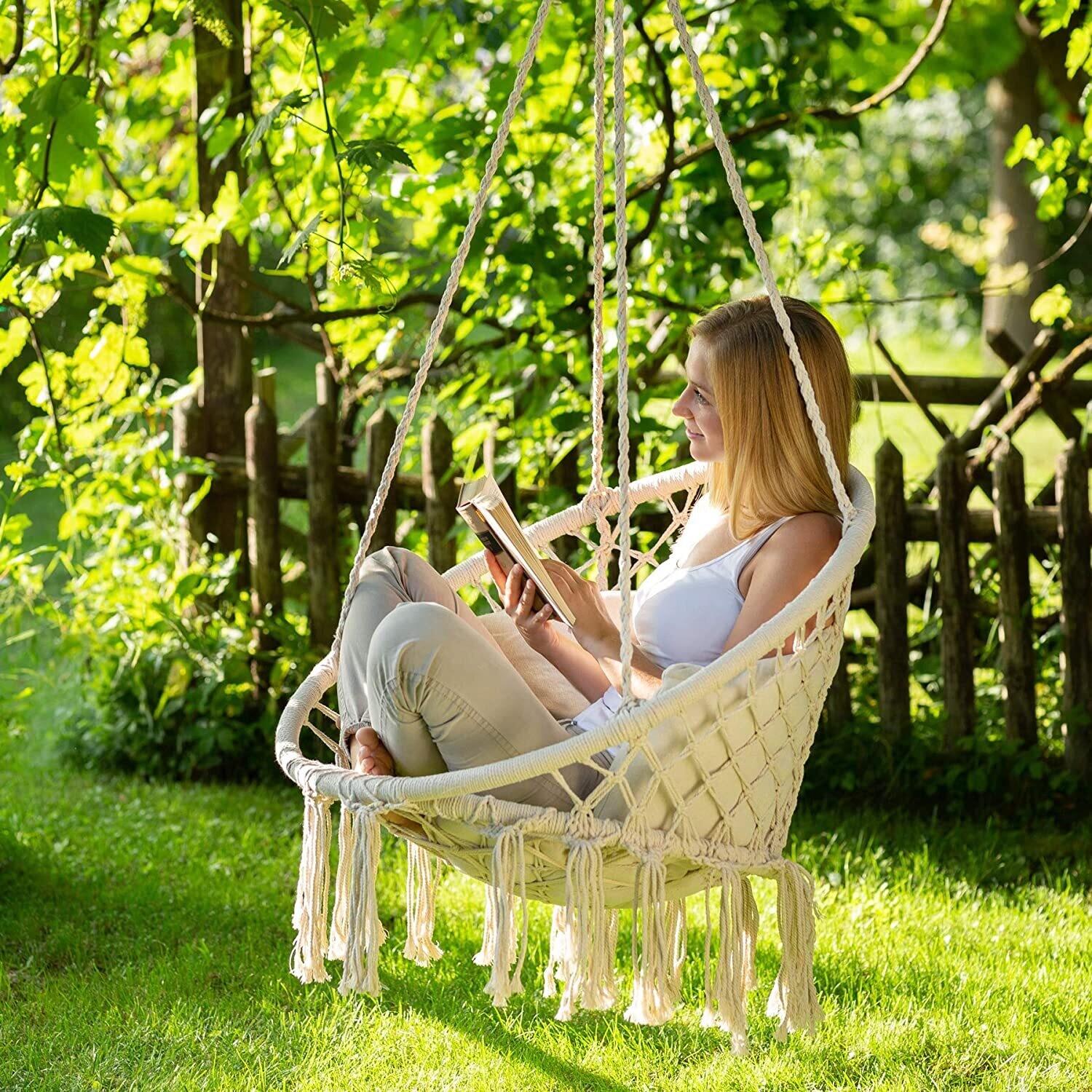Hanging Chair for Indoor and Outdoor Use, Comfortable Swing Chair with Sturdy Frame for Relaxation