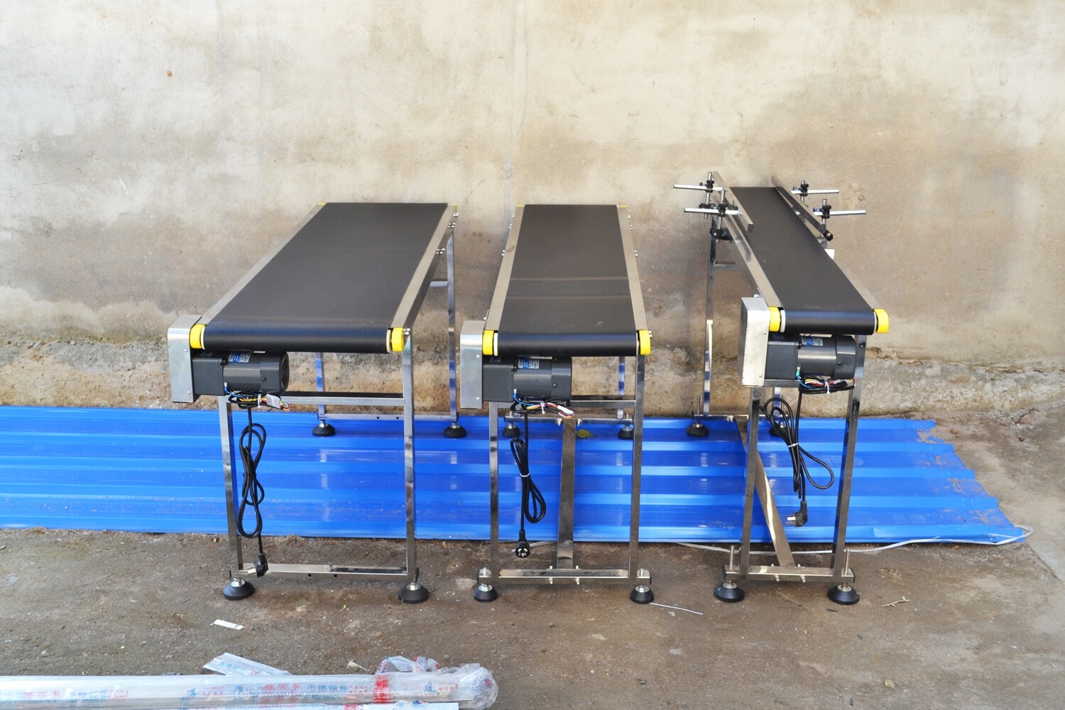 Commercial Steel Conveyor Belt Machine – Automatic Electric Conveyor with Adjustable Guardrail, 200-500mm Width, Ideal for Efficient Material Transport