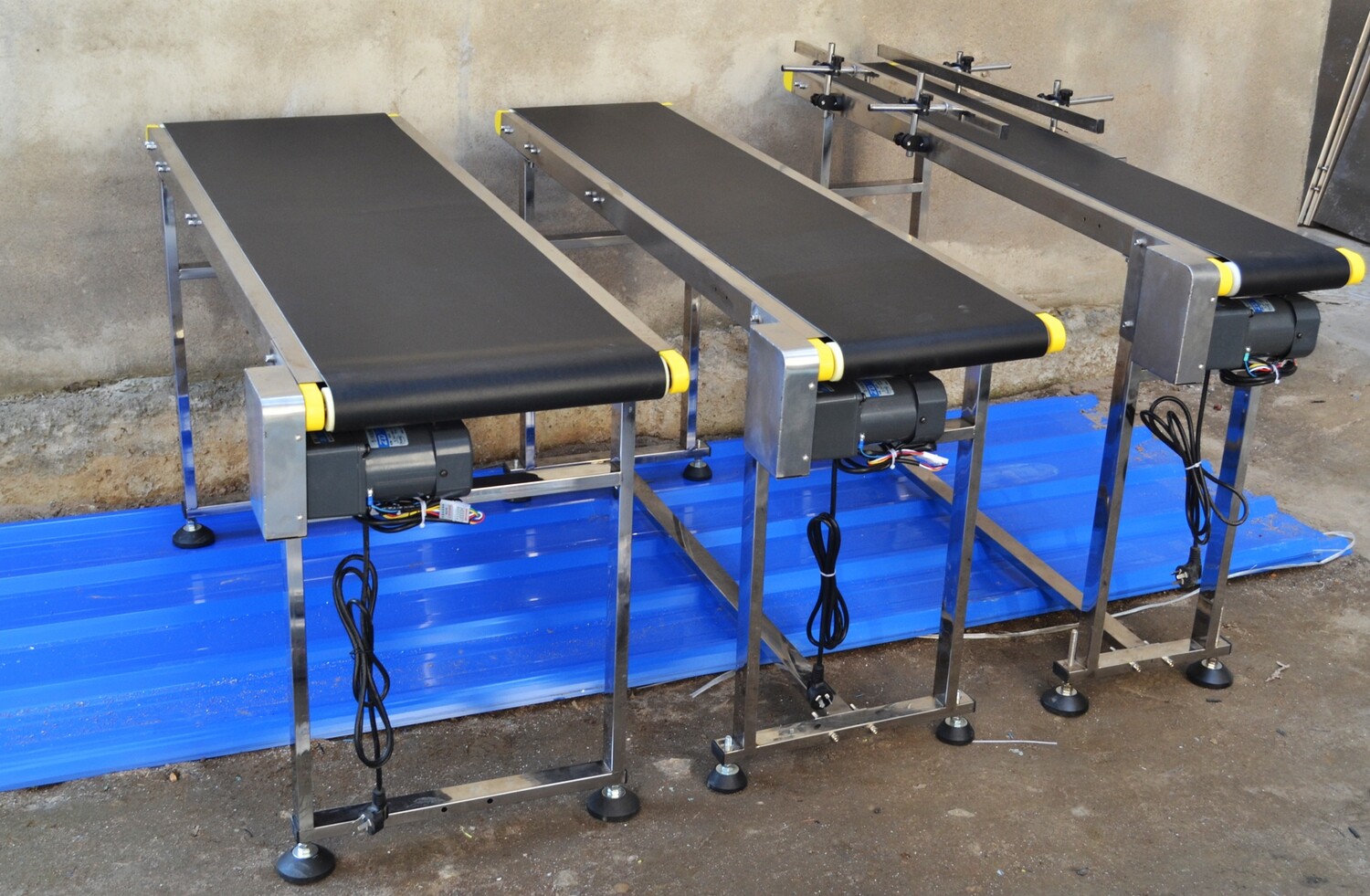 Commercial Steel Conveyor Belt Machine – Automatic Electric Conveyor with Adjustable Guardrail, 200-500mm Width, Ideal for Efficient Material Transport