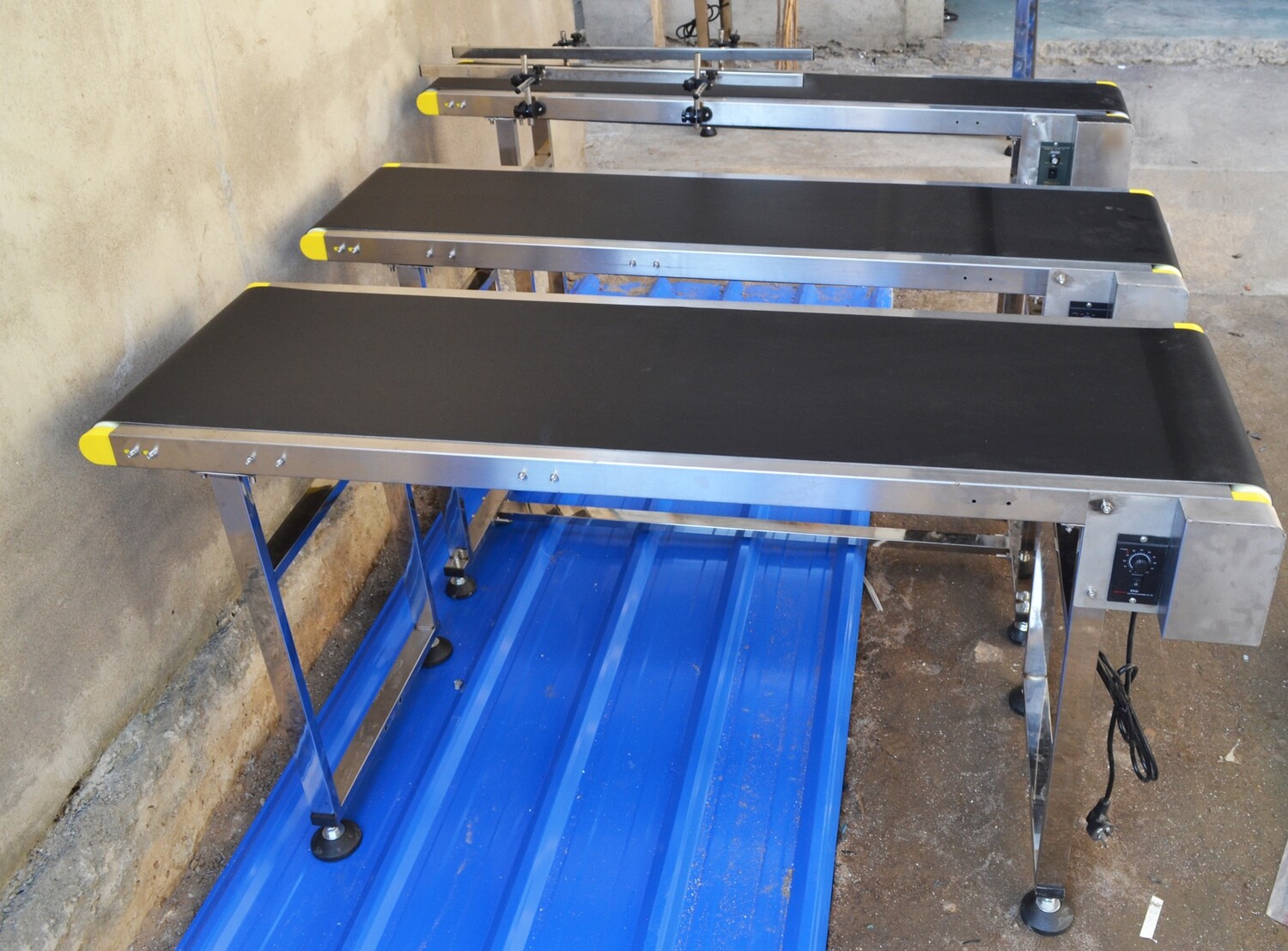 Commercial Steel Conveyor Belt Machine – Automatic Electric Conveyor with Adjustable Guardrail, 200-500mm Width, Ideal for Efficient Material Transport