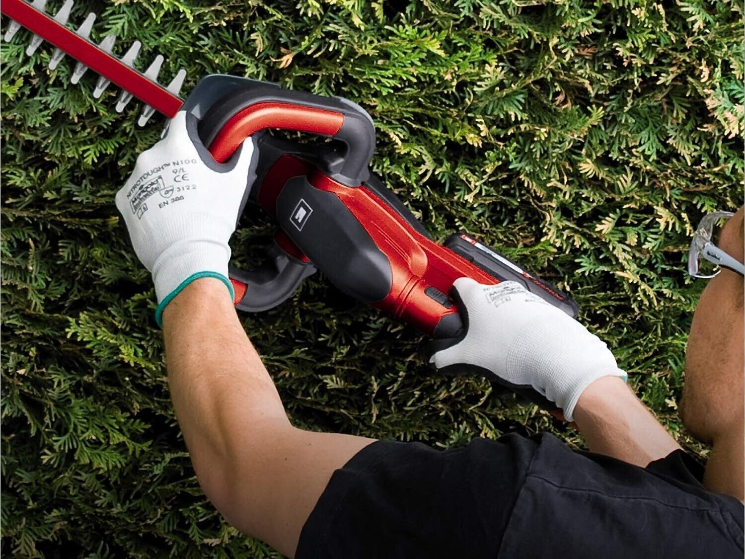 18V Cordless Hedge Trimmer with Laser-Cut Diamond-Ground Steel Blades for Smooth, Precision Trimming