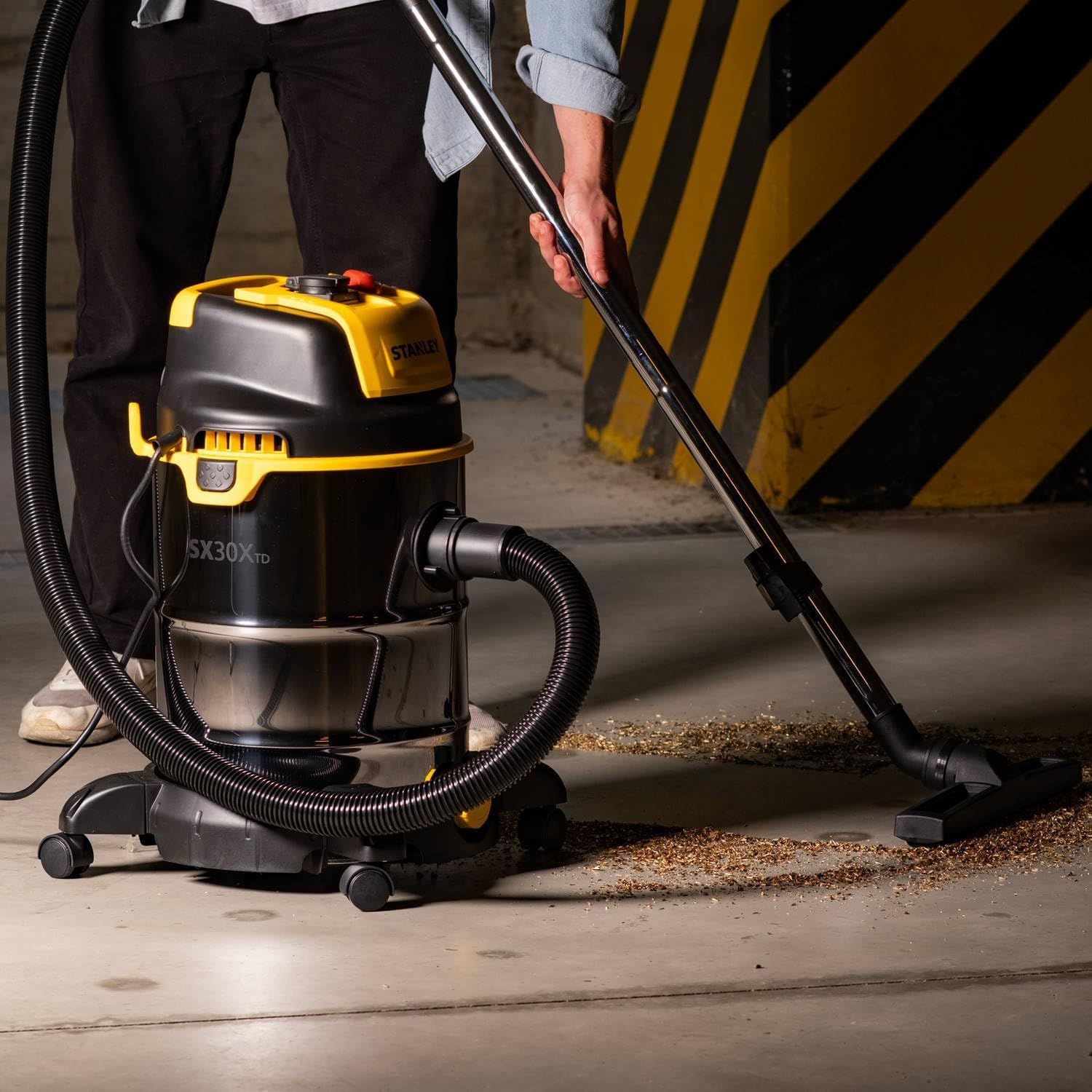 Vacuum Cleaner for Solids and Liquids  with Power Tool Socket (1600 W, 3L)