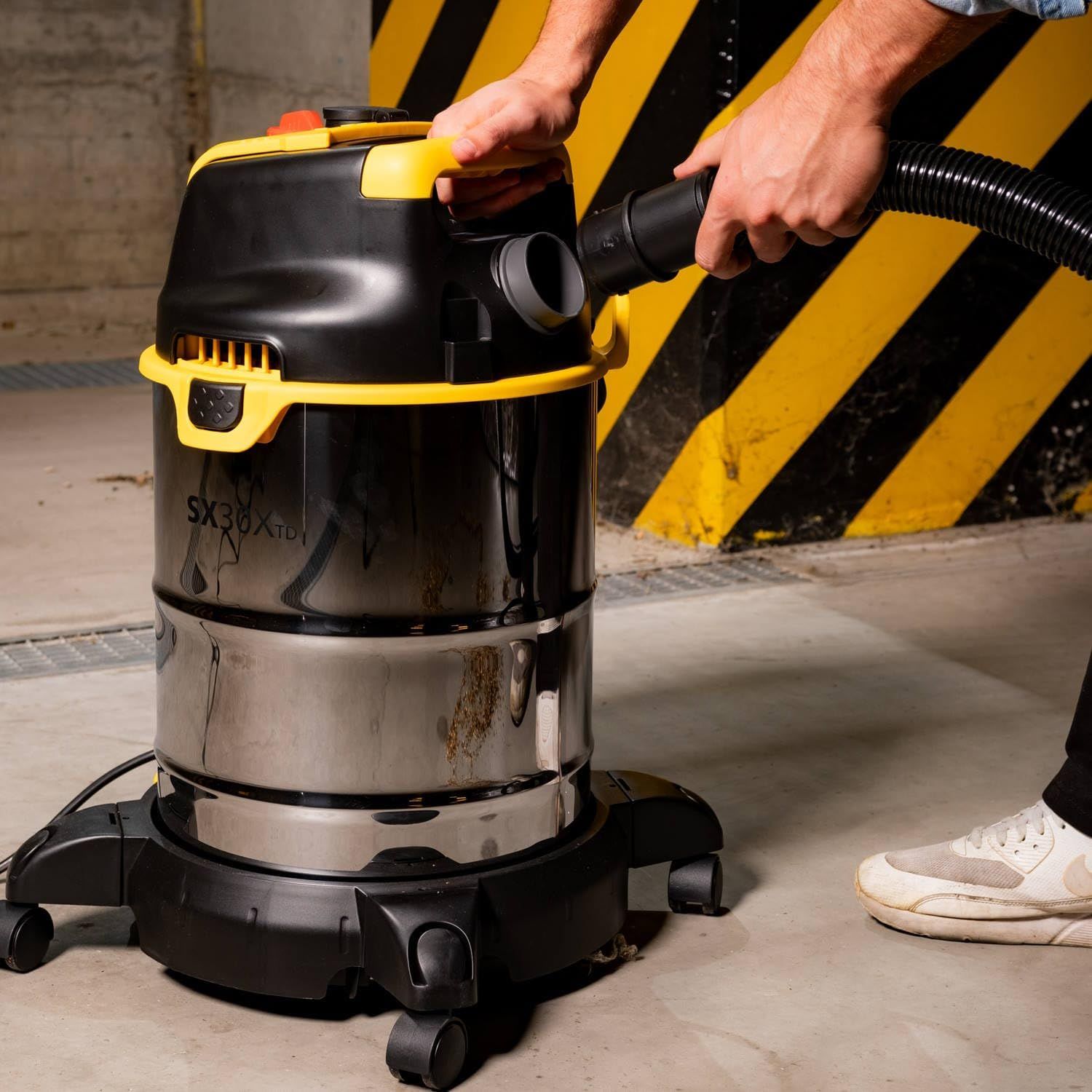 Vacuum Cleaner for Solids and Liquids  with Power Tool Socket (1600 W, 3L)