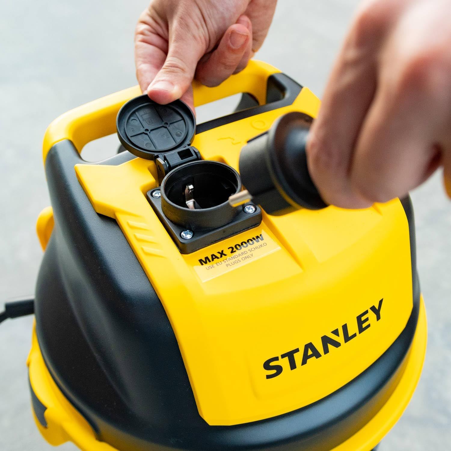 Vacuum Cleaner for Solids and Liquids  with Power Tool Socket (1600 W, 3L)