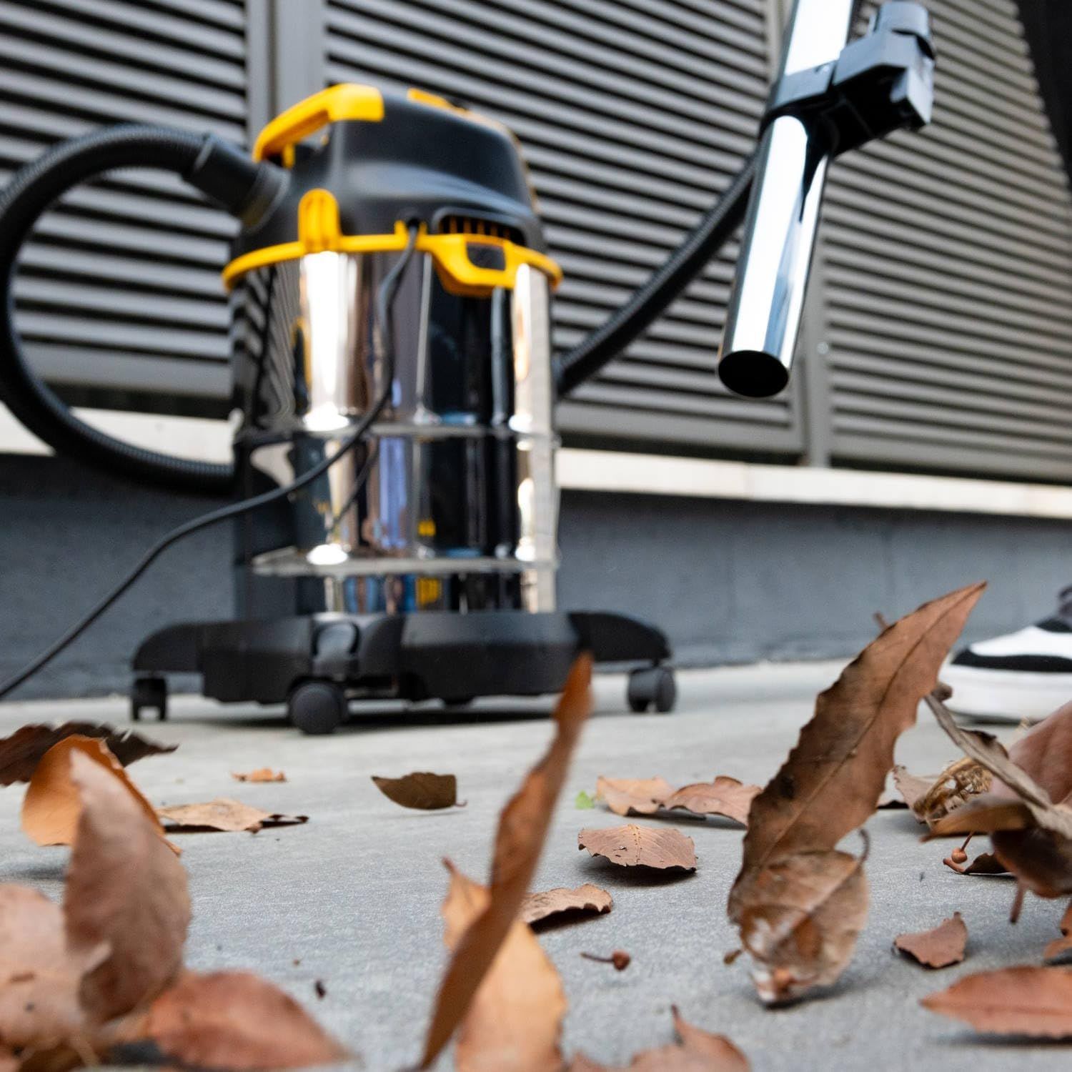 Vacuum Cleaner for Solids and Liquids  with Power Tool Socket (1600 W, 3L)