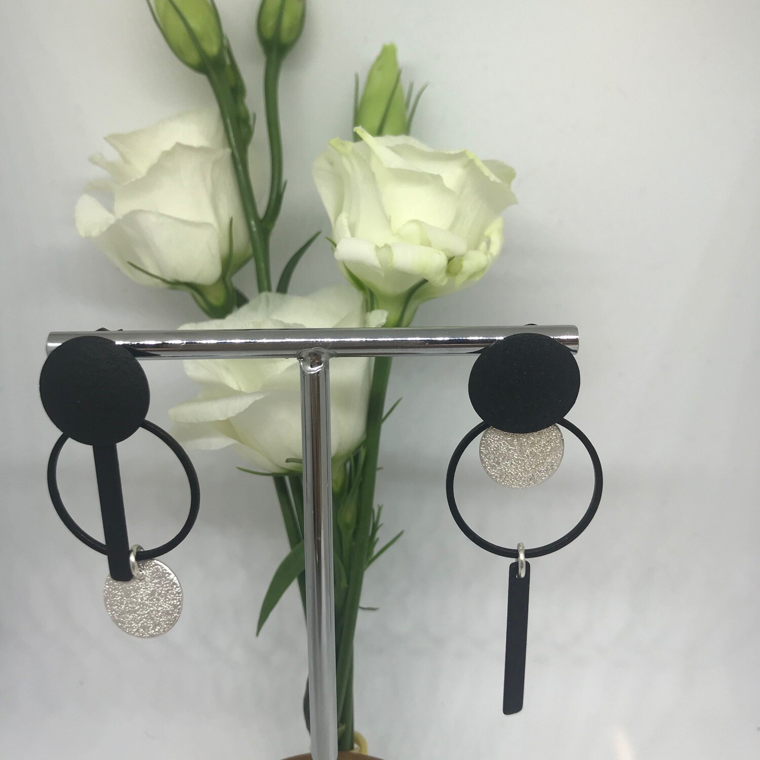 Asymmetrische oorbellen zwart en zilver mat