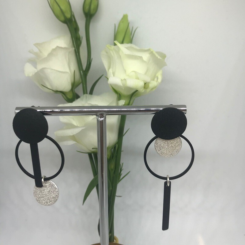 Asymmetrische oorbellen zwart en zilver mat