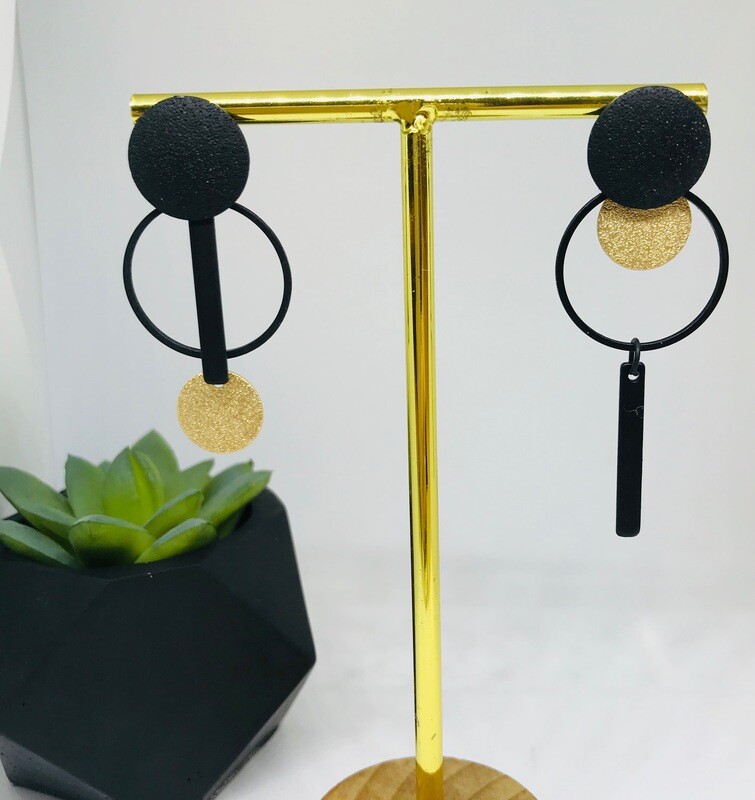 Asymmetrische oorbellen zwart en goud mat