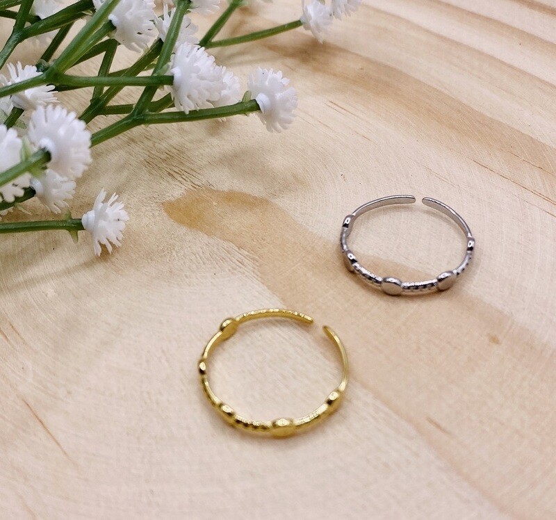 Ring with little dots