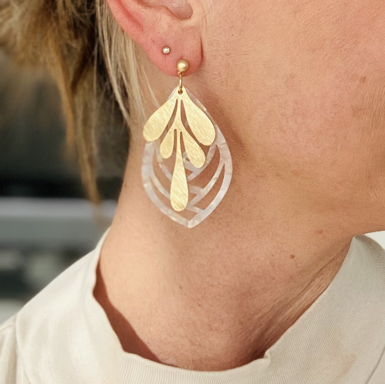 Earring Charming Charlotte, Colour: Beige