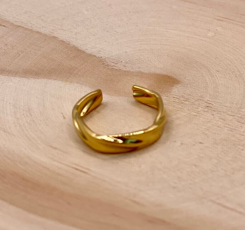 Ring Twisted
