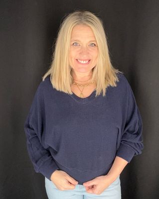 Shannon V Neck-Navy