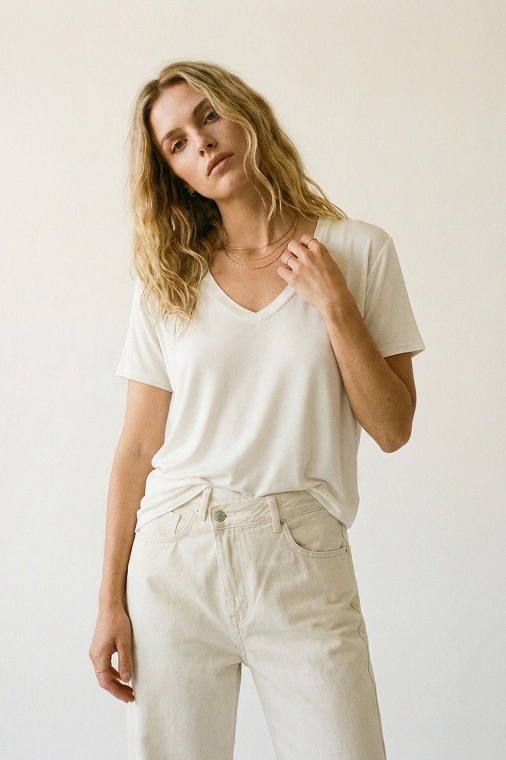 V-Neck Basic Wht Tee