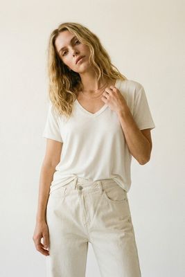 V-Neck Basic Wht Tee