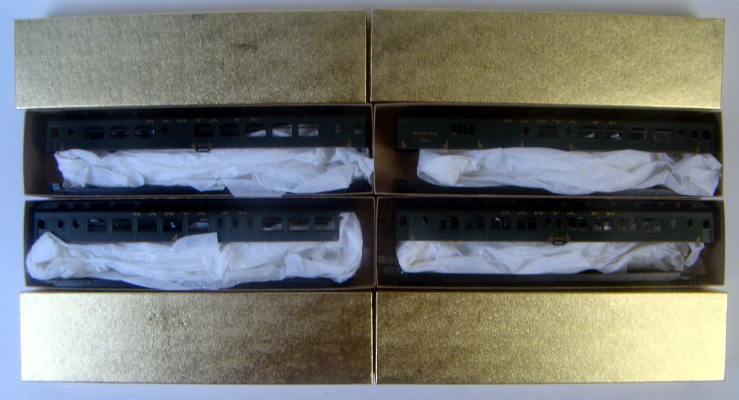 Roundhouse 60810-40 AT&amp;SF 4 Coach 85" Pullman Palace Kit Set HO Scale