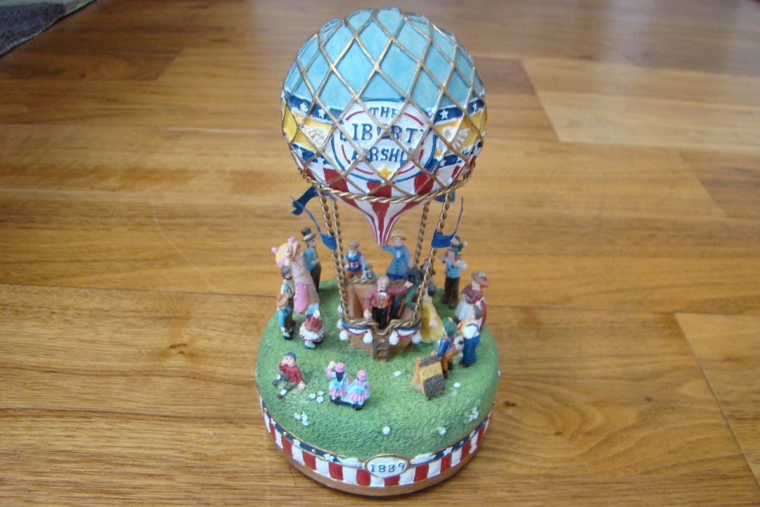 Liberty Falls AH555 Collector&#39;s Club Liberty Airship  Music Box