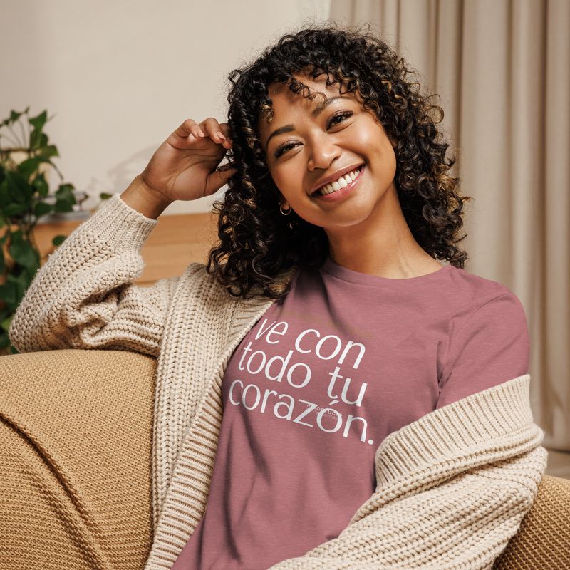 "VE CON TODO TU CORAZON" Camiseta con inspiración MAGABUNDA - Corte de mujer, cuello redondo VARIOS COLORES -Women's Relaxed T-Shirt 