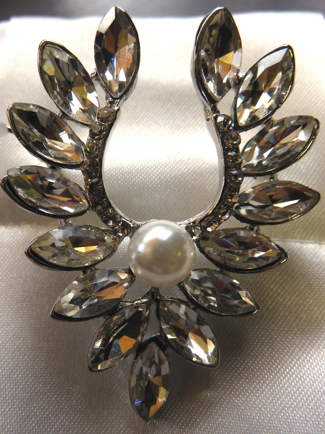 Clear Crystal &amp; Pearl Horse Shoe Stock Tie Pin