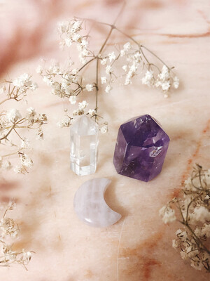 Kristalset amethist, bergkristal en rozenkwarts Kristalset amethist, bergkristal en rozenkwarts