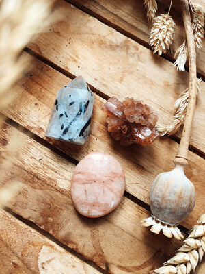 Kristalset toermalijnkwarts, roze maansteen en aragoniet