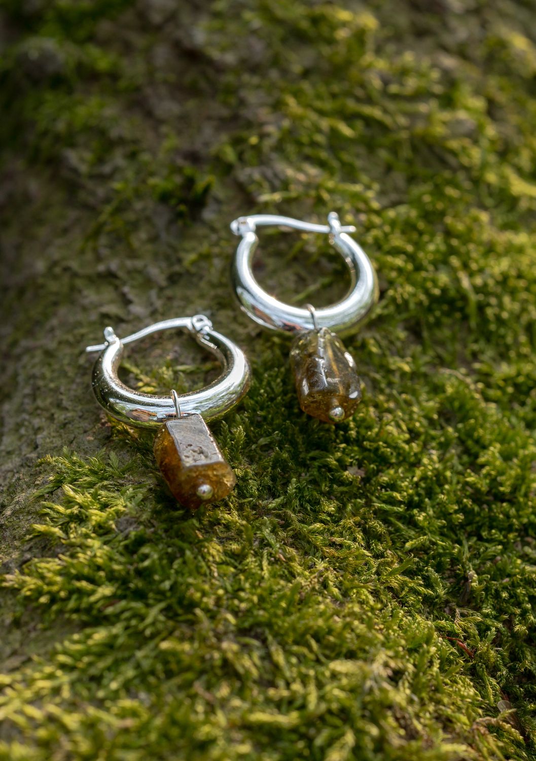 Soft embrace earrings | Groene granaat