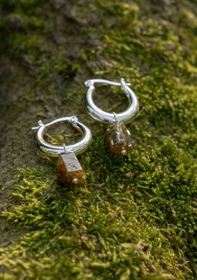 Soft embrace earrings | Groene granaat