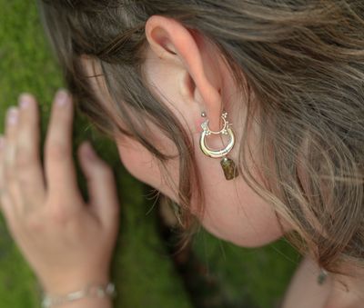 Soft embrace earrings | Groene granaat