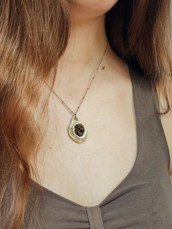 Earth adornment necklace | Granaat