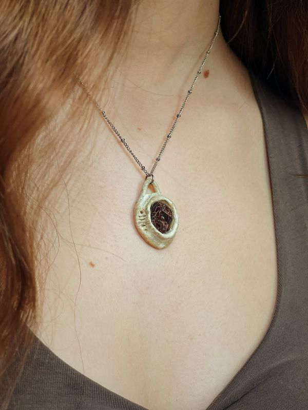 Earth adornment necklace | Granaat