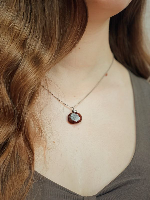 Soft embrace necklace | Granaat