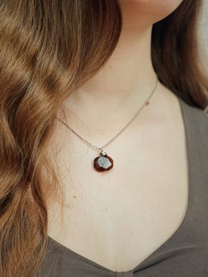 Soft embrace necklace | Granaat