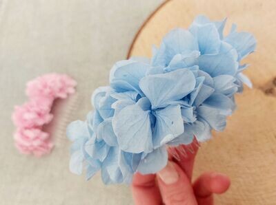 peigne en fleur bleu - coiffure mariage 