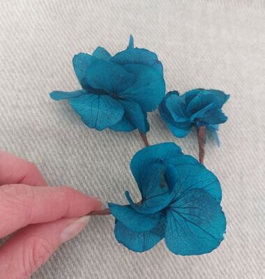 fleurs cheveux bleu - coiffure de mariage en fleurs